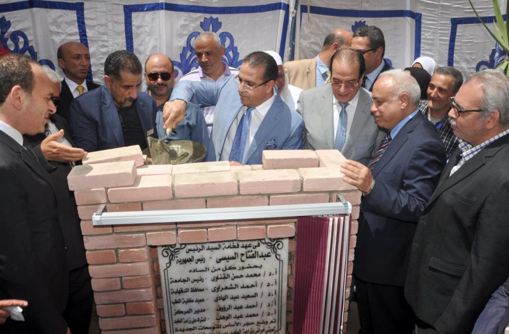 جامعة المنصورة : وضع حجر الأساس لمشروع إنشاء " امتداد مستشفى الطوارئ الجديد" خلال أسبوع 1 201724355123