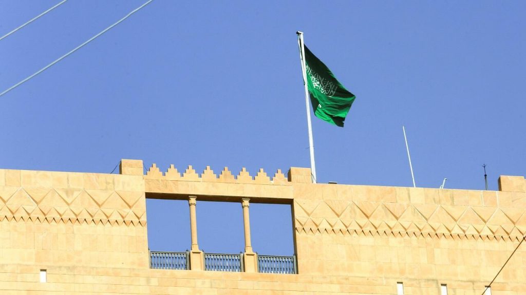 فرنسا تدعو رعاياها إلى مغادرة لبنان 1 2021 10 30T090642Z 211185658 RC28KQ9M4GFT RTRMADP 3 LEBANON CRISIS SAUDI1722753603