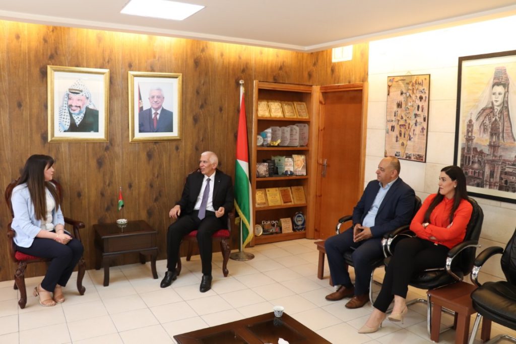 محافظ بيت لحم: الاحتلال الإسرائيلي يسعى لتدمير كل ما هو فلسطيني 1 2023 05 17 Visit to the Governor 011722586983