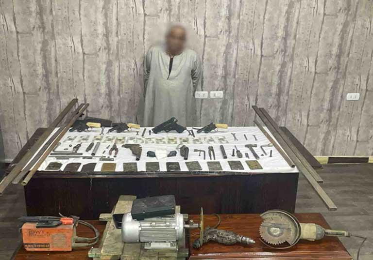 ضبط عامل بالمنيا لقيامه بإدارة مسكنه كورشة لتصنيع وإصلاح الأسلحة النارية بدون ترخيص 1 2023 3 5 13 24 34 3981723709043