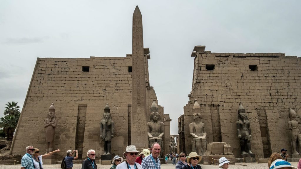 محافظ جنوب سيناء: مصر تستهدف الوصول إلى 30 مليون سائح في 2028 1 2421771724328724