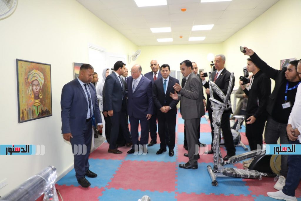 وزير الشباب والرياضة ونائب محافظ القاهرة يفتتحان معرضا للمنتجات بمركز "التكوين المهني" بالأميرية 1 2991725111424