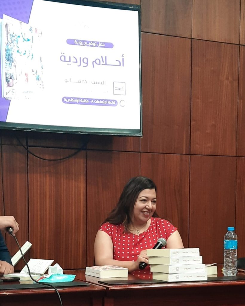 الكاتبة ريهام طعيمة توقع عقدا لتنظيم النسخة الثالثة من معرض الكتاب العربي الكندي 1 481722571563