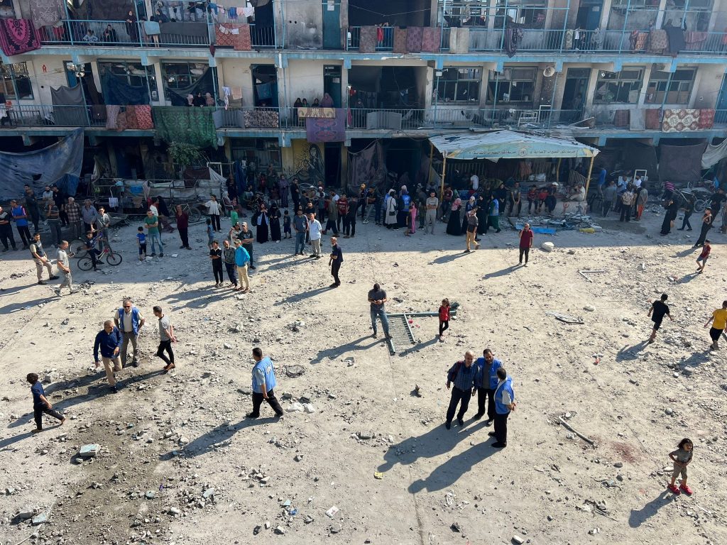 استشهاد 8 فلسطينيين في قصف للاحتلال على مدرسة تؤوي نازحين في دير البلح 1 4ff996bb 787b 4cf5 8de5 8f6f6db596a81724841844