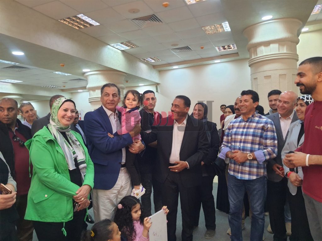 وزير الشباب والرياضة ومحافظ مطروح يقومان بجولة تفقدية بمركز شباب ونادي الحمام 1 7601724519283