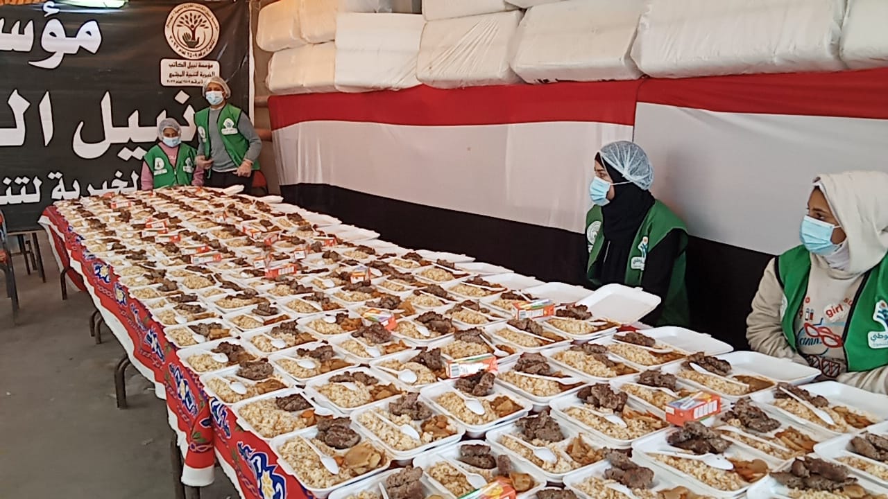 مؤسسة نبيل الكاتب توزع 2500 وجبة على دور الأيتام والمسنين في البحيرة ضمن حملة "أيد واحدة" 1 7721724154424
