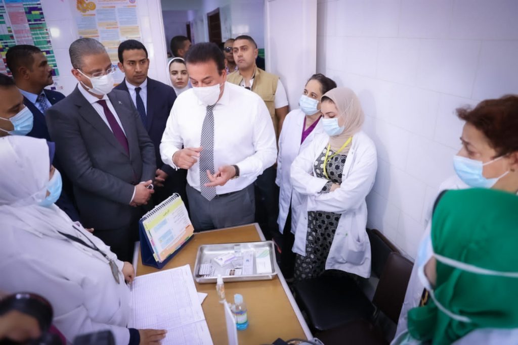 نائب وزير الصحة يتفقد مركز طبي التجمع الأول لطب الأسرة ويوصي بإرسال لجان يومية للمتابعة 1 7751722927784