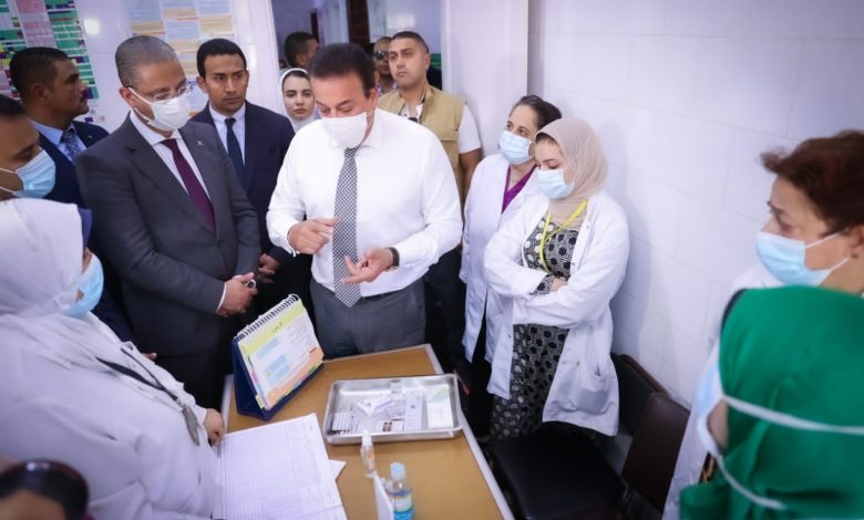نائب وزير الصحة يتفقد مركز طبي التجمع الأول لطب الأسرة ويوصي بإرسال لجان يومية للمتابعة 1 7751722927784