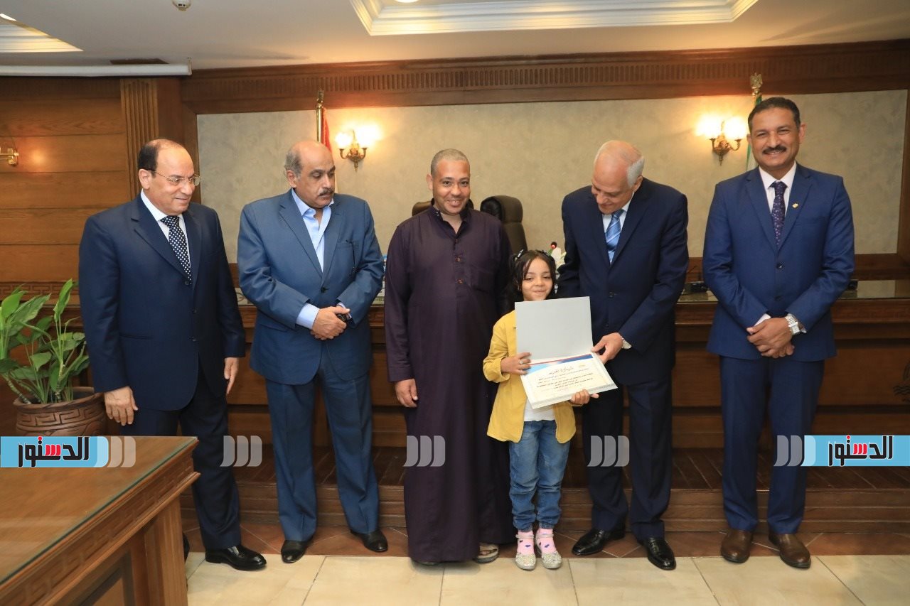 محافظ الجيزة يمنح أوائل الثانوية العامة والدبلومات الفنية والأزهرية أجهزة "لاب توب" وشهادات تقدير 1 7961723727704