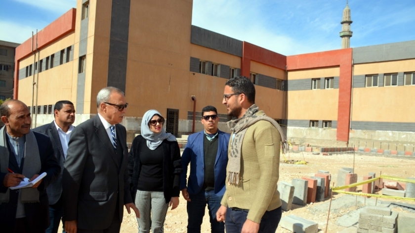 محافظ القليوبية يتفقد عددا من المشروعات بالقناطر ويوجه بإحالة مسئولي الحملة الميكانيكية للتحقيق 1 92431691015801377011723983063