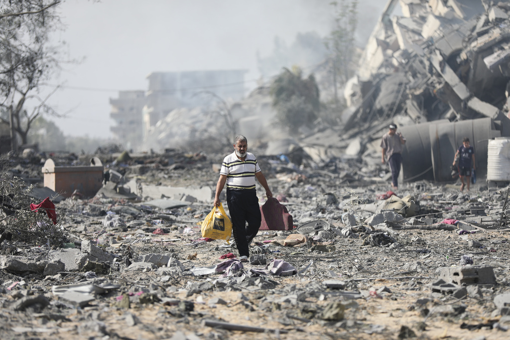 أسوشيتد برس: أوامر الإخلاء الإسرائيلية تحاصر الفلسطينيين في "منطقة إنسانية" متضائلة وسط شح الغذاء 1 AP232988331088001724493184
