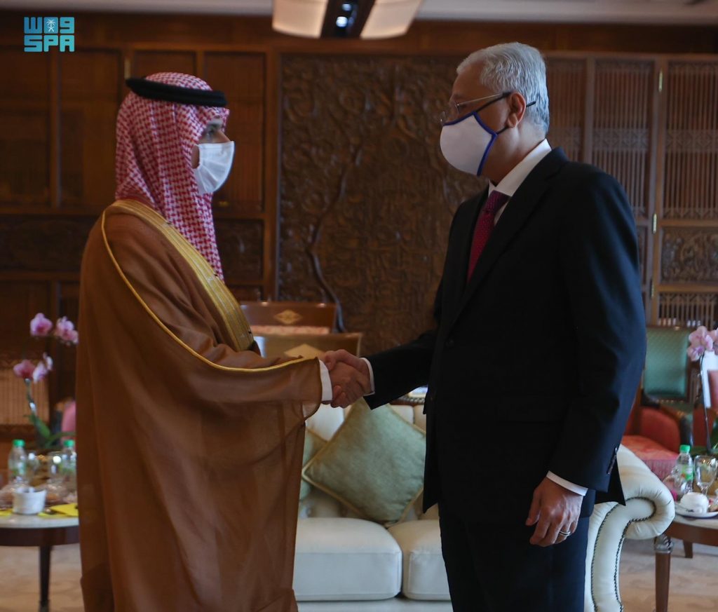 رسالتان من البرهان إلى سلطان ماليزيا ورئيس وزرائها سلمهما وزير الخارجية 1 DST 1743891 3314020 10 3 20220608104150081722974943