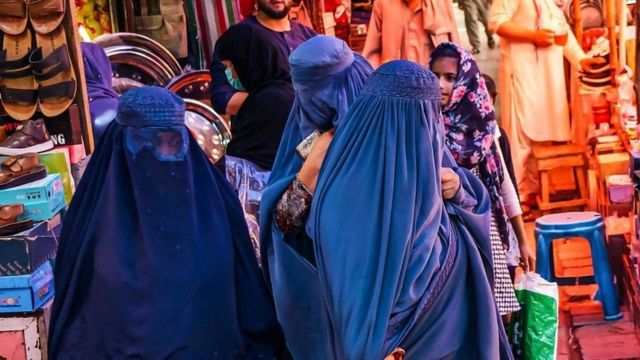 "الجارديان": المرأة الأفغانية تعاني من التهميش والقهر تحت حكم طالبان 1 128181760 e8d7a26a 69a0 4471 b3ad 0801d11769f41724223843