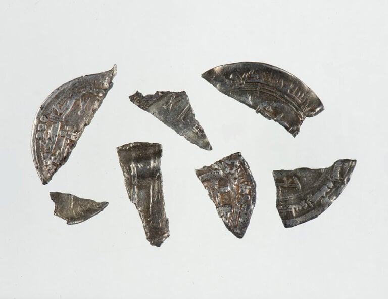 متحف "موسجارد" بالدنمارك يعلن اكتشاف مجوهرات فضية يعود تاريخها إلى عصر الفايكنج 1 arab coins from norway viking age