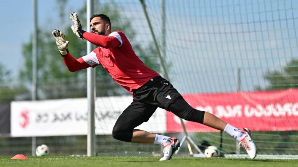 ليفربول يقترب من التعاقد مع حارس مرمى منتخب جورجيا مامارداشفيلي 1 bG9jYWw6Ly8vcHVibGlzaGVycy8zOTQyNjUvMjAyNDA2MjkyMTQyLW1haW4uY3JvcHBlZF8xNzE5NjcyMTY5LmpwZw1724168163