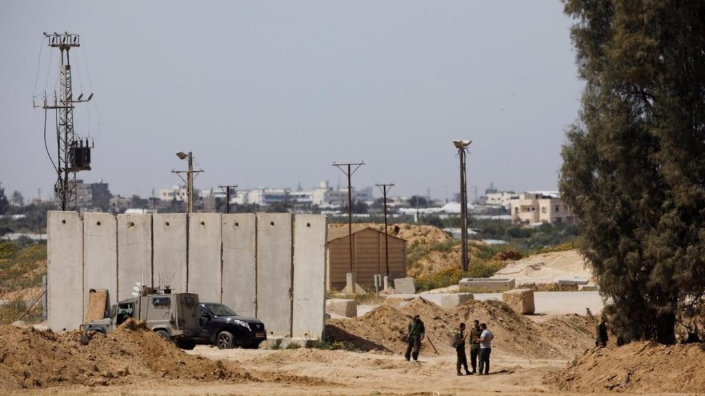 مصادر فلسطينية: نزوح 100 ألف شخص من دير البلح وسط غزة في يومين 1 dPURm1724495643
