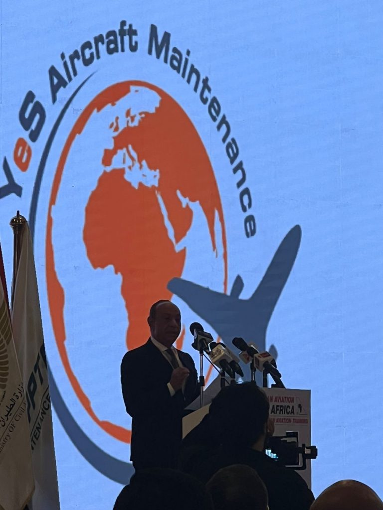 وزير الطيران المدني يؤكد أهمية التنسيق بين الجهات العاملة بـ"الغردقة الدولي" لتقديم أفضل مستوى من الخدمة 1 elaosboa760311724177583