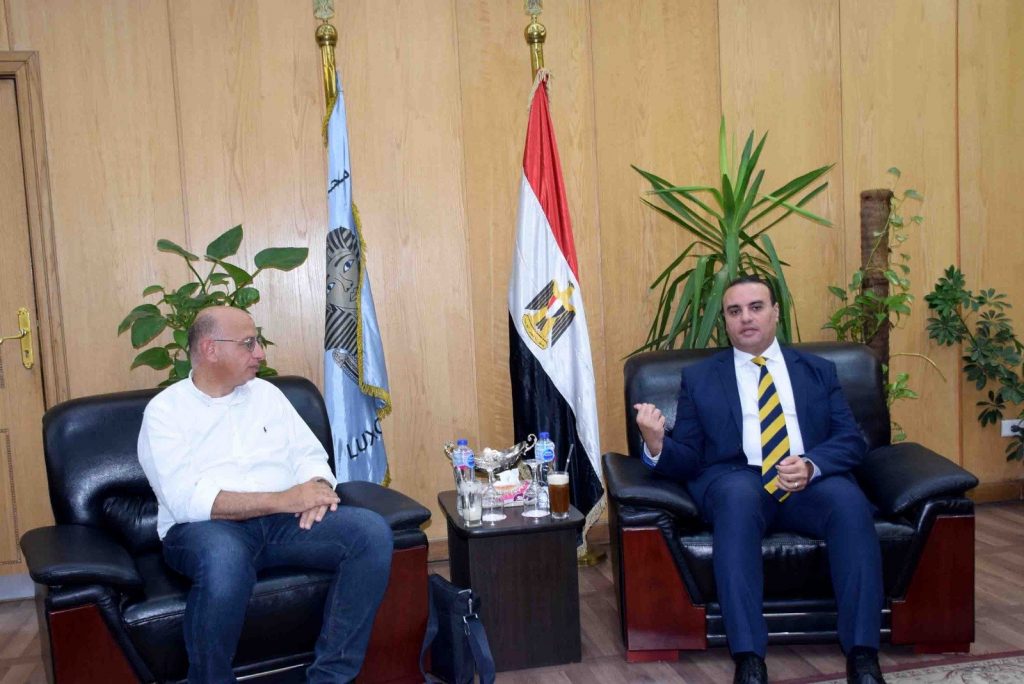 محافظ الأقصر يبحث مع مساعد وزير السياحة والآثار للتحول الرقمي خطط دعم السياحة وتنشيطها 1 elaosboa769131723652943