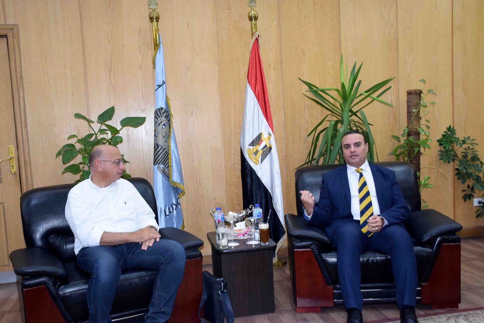 محافظ الأقصر يبحث مع مساعد وزير السياحة والآثار للتحول الرقمي خطط دعم السياحة وتنشيطها 1 elaosboa769131723652943