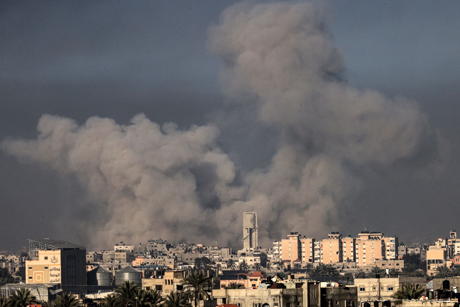 "الخارجية الفلسطينية" تحذر من تداعيات الكارثة الإنسانية جراء استمرار العدوان الإسرائيلي 1 استشهاد 17 فلسطينيا جراء استمرار عدوان الاحتلال الاسرائيلي على قطاع1725116223