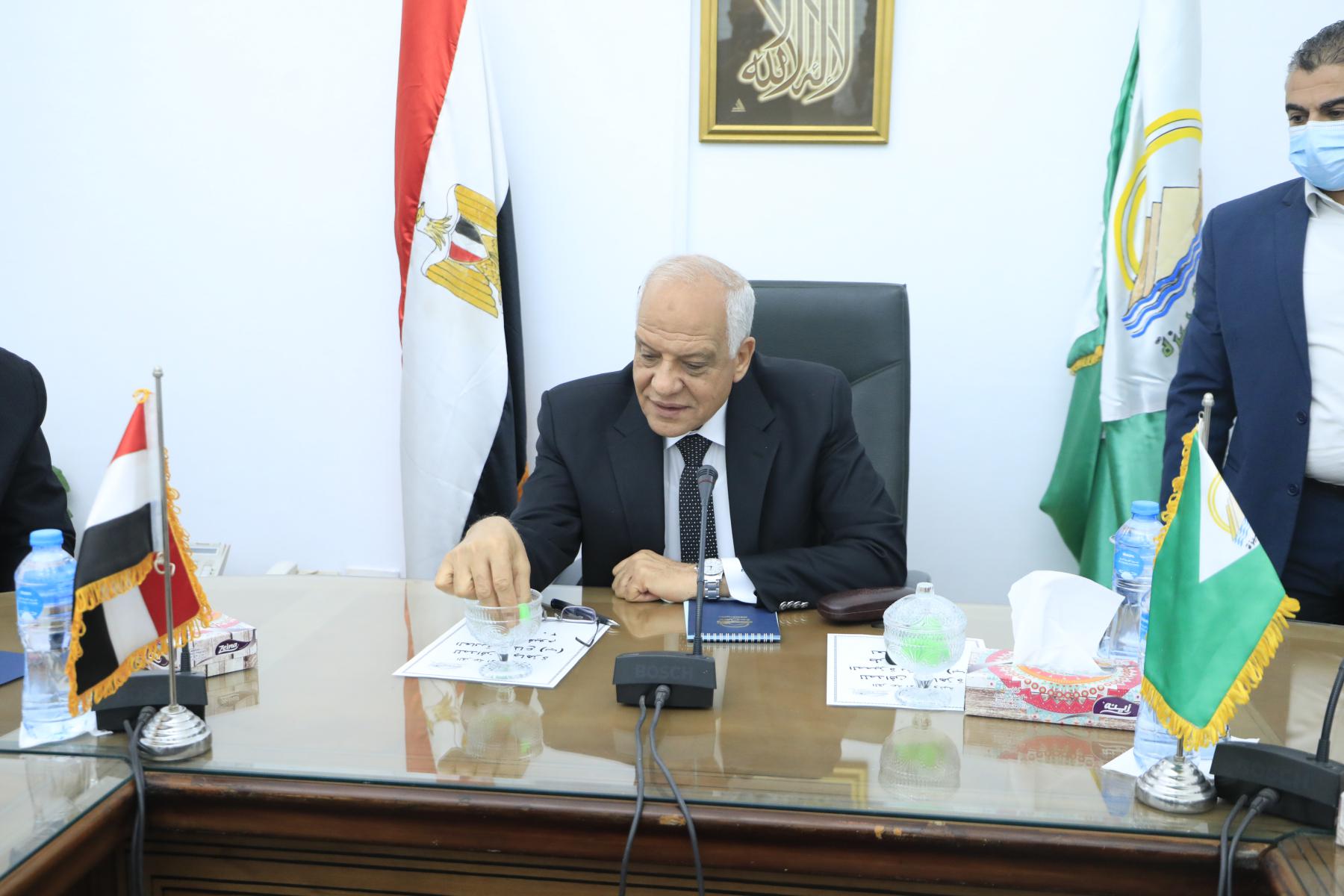 محافظ الجيزة: ضبط 2221 قضية تموينية بإجمالي 53 طن لحوم وأسمدة و88.3 ألف لتر زيت وسولار 1 محافظ الجيزة اللةاء احمد راسد1723977065