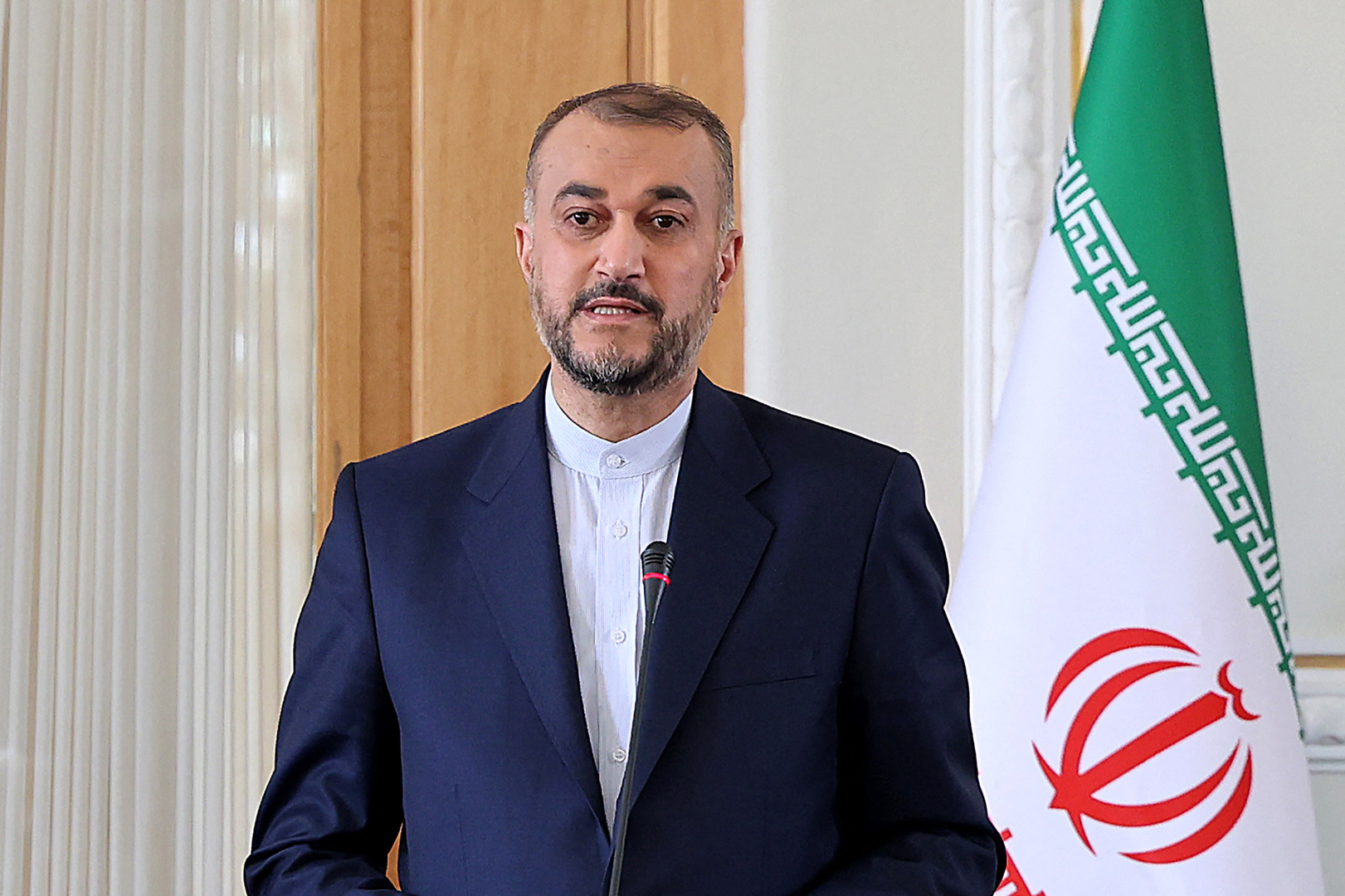 وزير الخارجية يؤكد هاتفيا لنظيره الإيراني أن التطورات الأخيرة غير مسبوقة وتُنذر بتوسيع رقعة الصراع بشكل يُهدد استقرار دول المنطقة 1 وزير الخارجية الإيراني1722707764