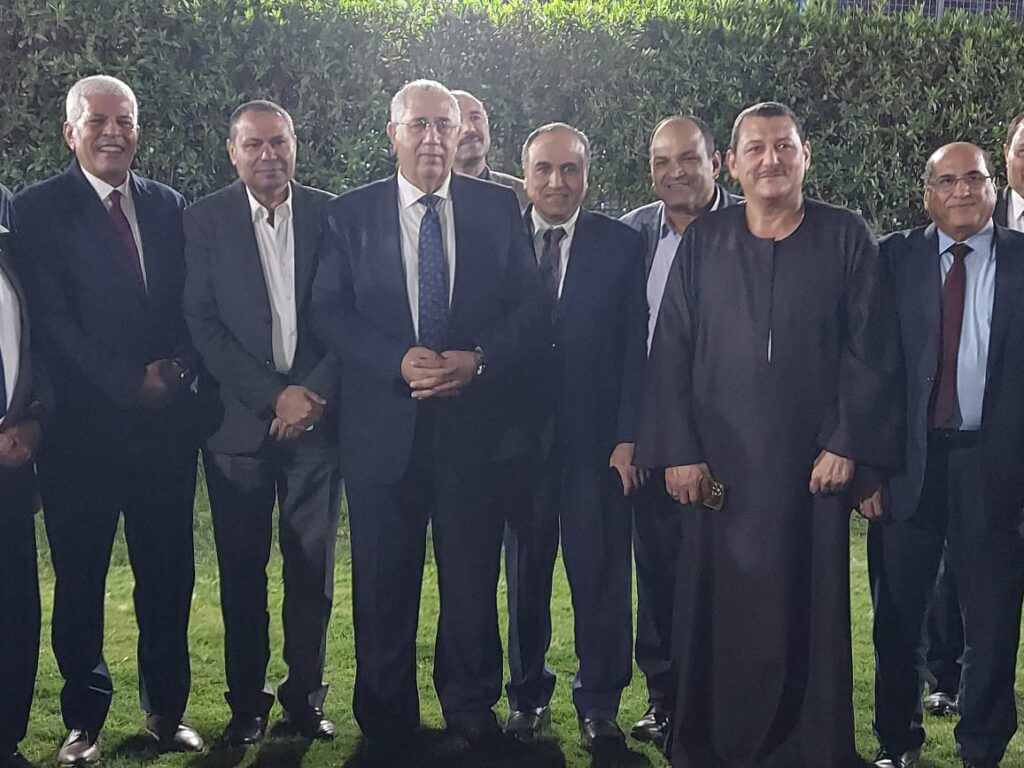 وزير الزراعة: دور التعاونيات الزراعية تقلص خلال الفترة الماضية حتى اقتصر على توزيع الأسمدة 1 وزير الزراعة في حفل إفطار نقابة الزراعيين في نادي الزراعيين 1 scaled1723555744
