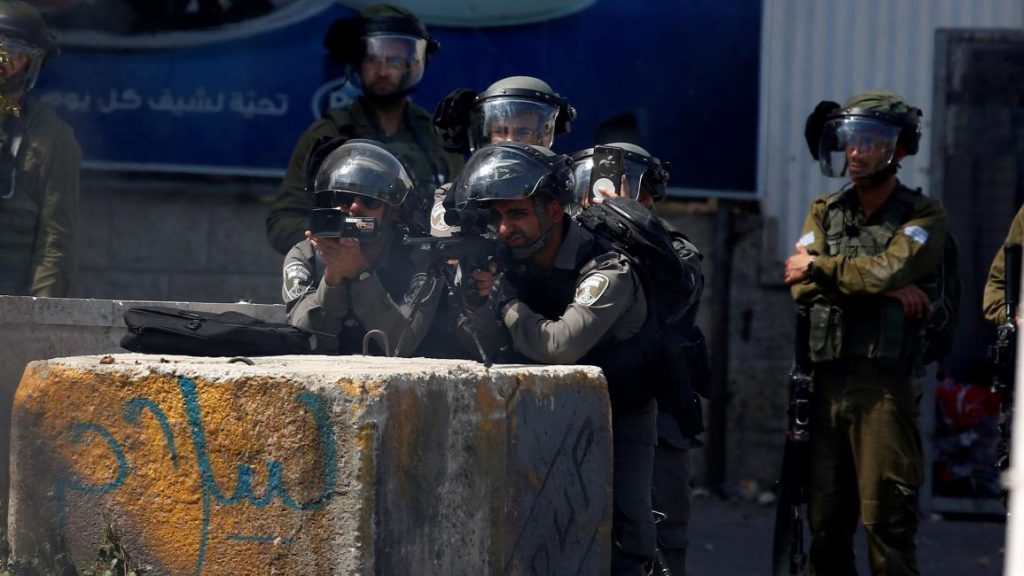الاحتلال الإسرائيلي يعتدي بالضرب على فلسطينيين عند مدخلي إذنا والفوار بالخليل 1 قوات الاحتلال فى القدس المحتلة1726478943