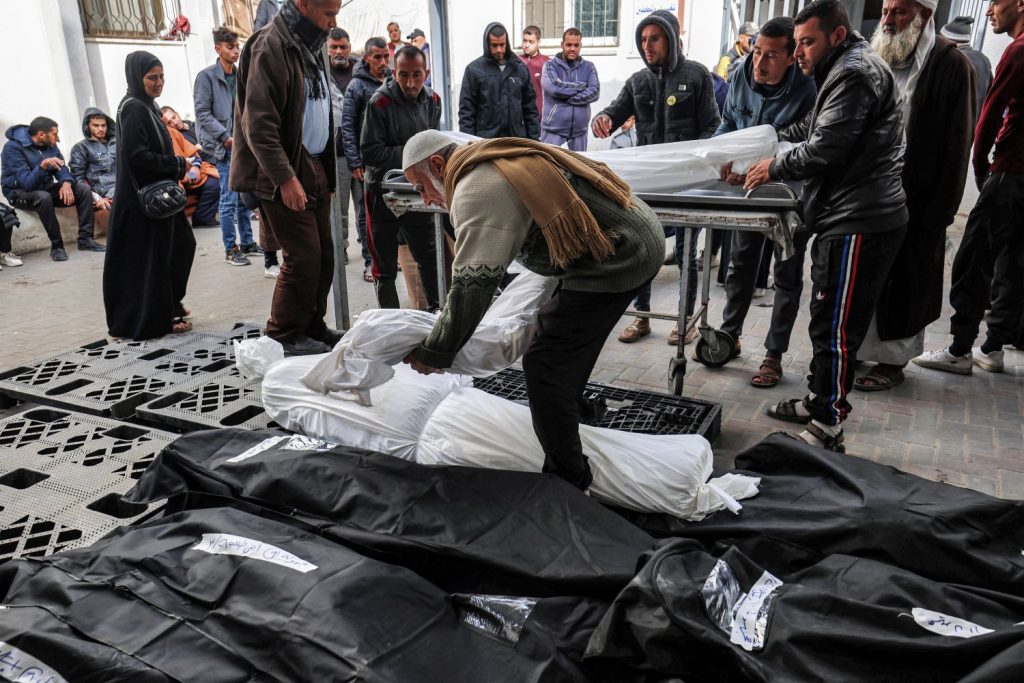 شهداء بينهم طفلان وسيدة إثر قصف الاحتلال الإسرائيلي منزلًا بحي الزيتون في غزة 1 111 611726437004