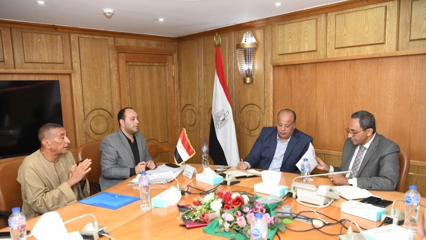 محافظ قنا : قنوات مباشرة للتواصل مع المواطنين للتعرف على مشاكلهم وتلبية احتياجاتهم 1 13017170317240884051725295624