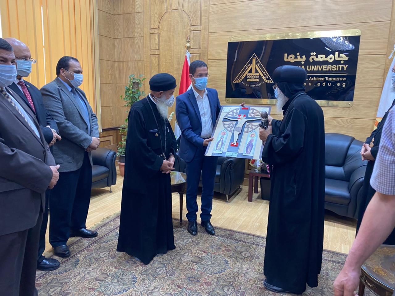 وفد من الكنيسة القبطية الأرثوذكسية بالمنطقة الشرقية يقدم التهنئة لمحافظ القاهرة لتوليه منصبه الجديد 1 16206401651725210844