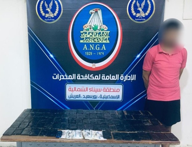 الداخلية تضبط عنصرا إجراميا بحوزته 175 ألف قرص مخدر بقيمة 210 ملايين جنيه قبل ترويجهم بمطروح 1 1741725886924