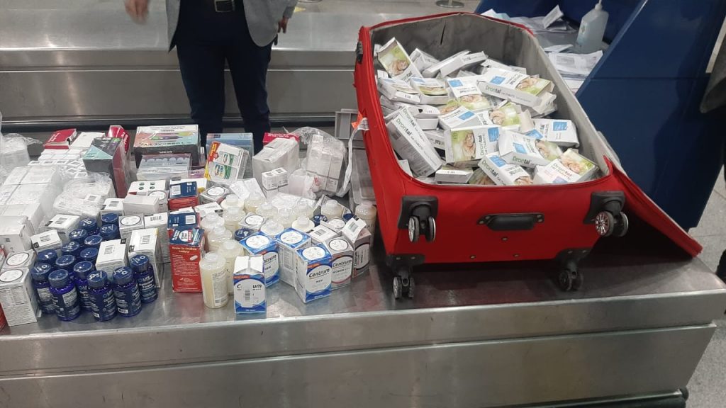 جمارك مطار برج العرب تحبط محاولة تهريب سجائر إلكترونية ومستلزماتها 1 19 2022 637851230993364420 3361725880924