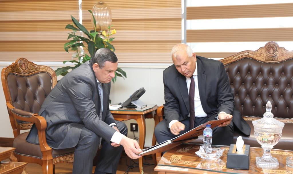 وزير الكهرباء يبحث مع محافظ الوادي الجديد الموقف التنفيذي لمشروعات التغذية الكهربائية بالمحافظة 1 19 2023 638337625728086144 8081726041184