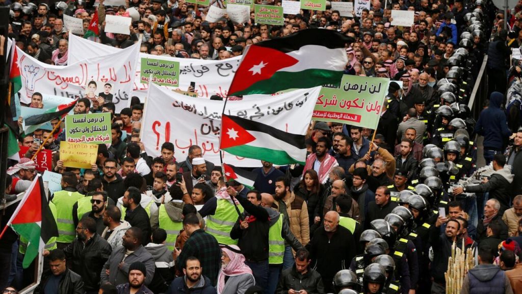 الأردن يؤكد أن مواطنيه بلبنان بخير في أعقاب الاعتداءات الإسرائيلية المتواصلة 1 2020 01 17T143322Z 767081131 RC2QHE9PCYS9 RTRMADP 3 JORDAN ISRAEL GAS PROTEST1727709964