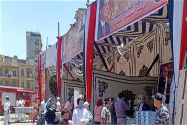 إقبال كثيف من المواطنين على منافذ (كلنا واحد) لشراء مستلزمات العام الدراسي الجديد بأسعار تنافسية 1 202110010458222231726907043