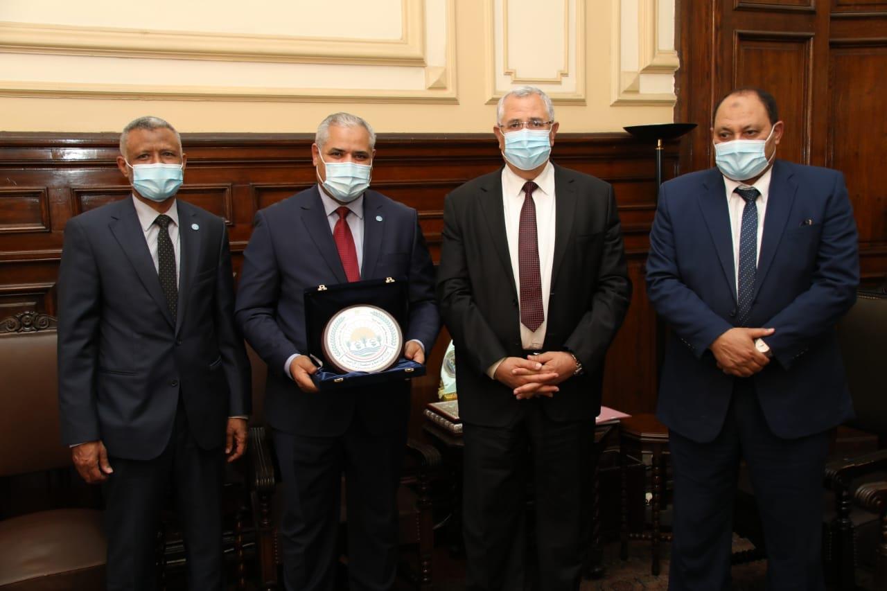 وزير الزراعة يبحث مع الممثل الإقليمي لـ(فاو) التعاون في المجالات المرتبطة بالقطاع الزراعي 1 2021 5 7 22 16 4 9811725376204