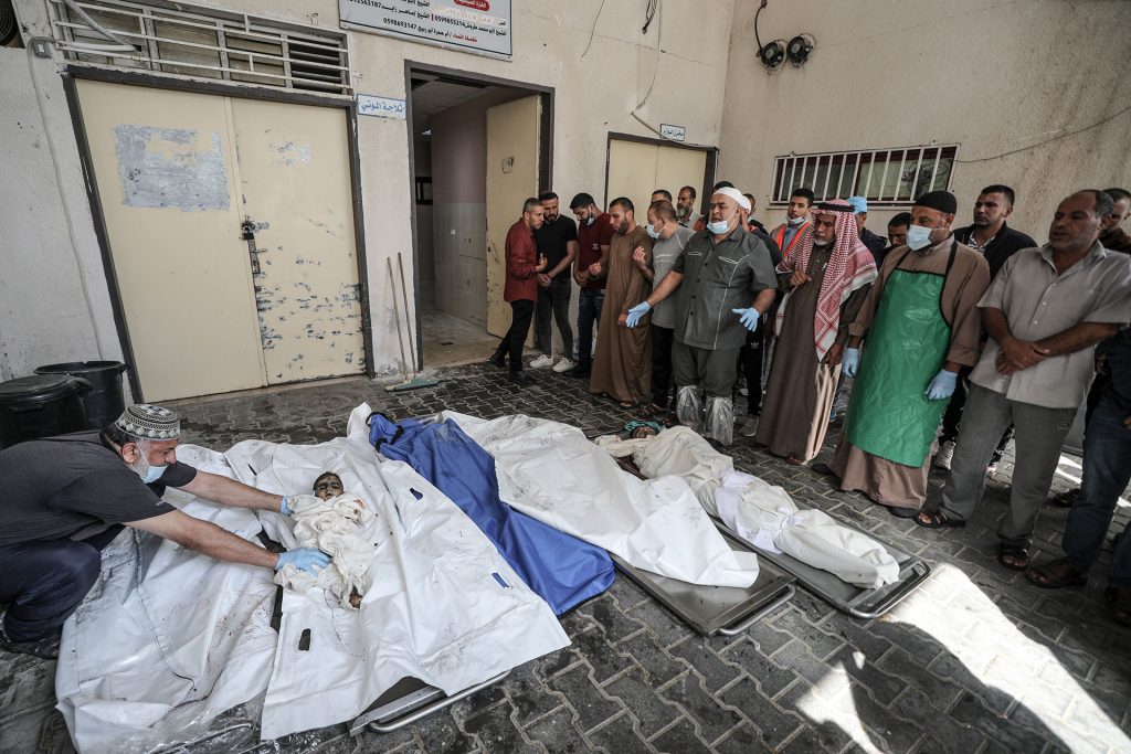 65 شهيدا وجريحا في مجزرة إسرائيلية على خيام النازحين في خان يونس بقطاع غزة 1 245417771725925384