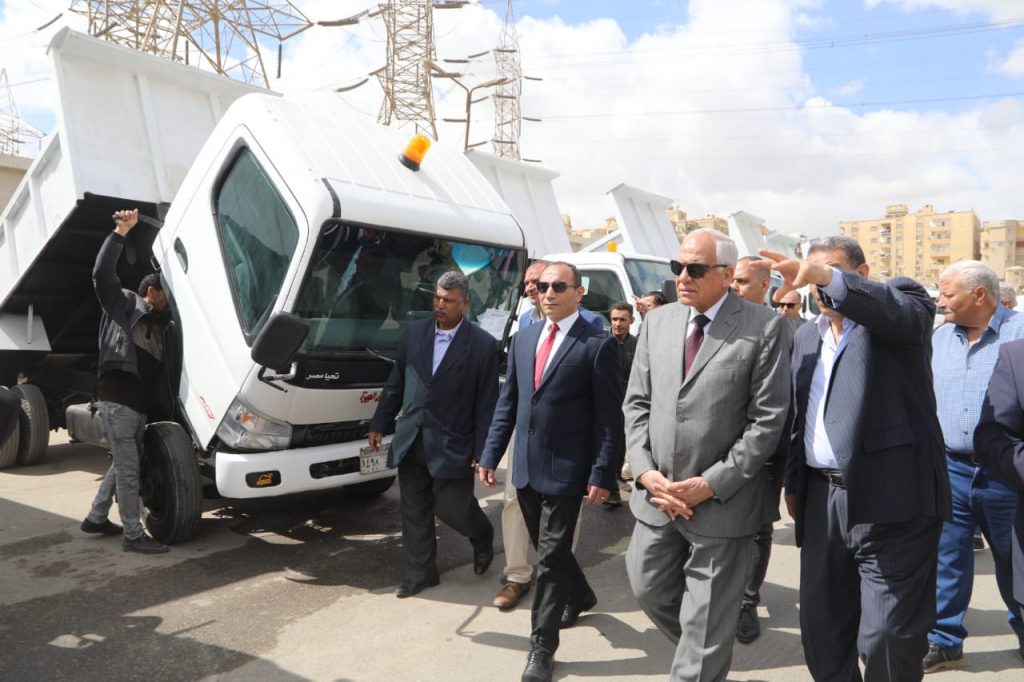 محافظ الجيزة: دعم منظومة النظافة بمعدات شفط جديدة و 500 صندوق قمامة بتكلفة 26 مليون جنيه 1 291727603525