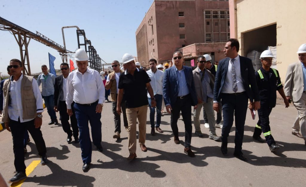وزير قطاع الأعمال يتفقد مصانع "نيازا" بالإسكندرية ويؤكد ضرورة التوسع في الإضاءة الموفرة للطاقة 1 2991725728883