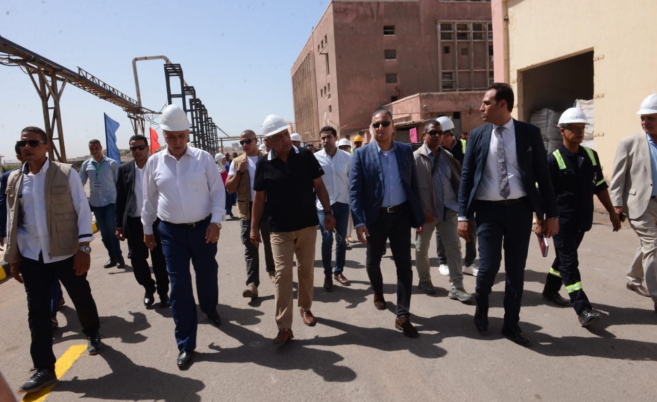 وزير قطاع الأعمال يتفقد مصانع "نيازا" بالإسكندرية ويؤكد ضرورة التوسع في الإضاءة الموفرة للطاقة 1 2991725728883