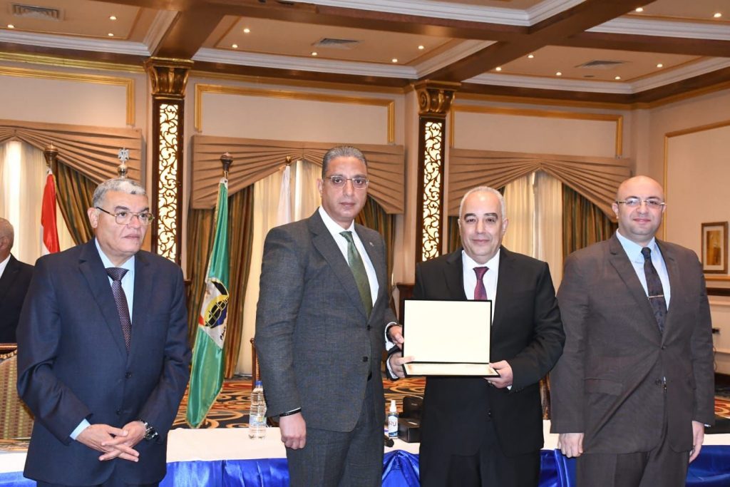 محافظو إقليم القناة يشهدون مؤتمر الإعلان عن المشروعات الفائزة بالمبادرة الوطنية للمشروعات الخضراء الذكية 1 3931727282584