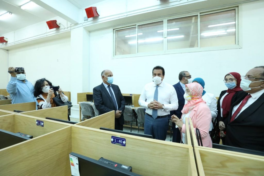 في أول أيام الدراسة .. وزير التعليم العالي يتفقد جامعة حلوان 1 5421727514004