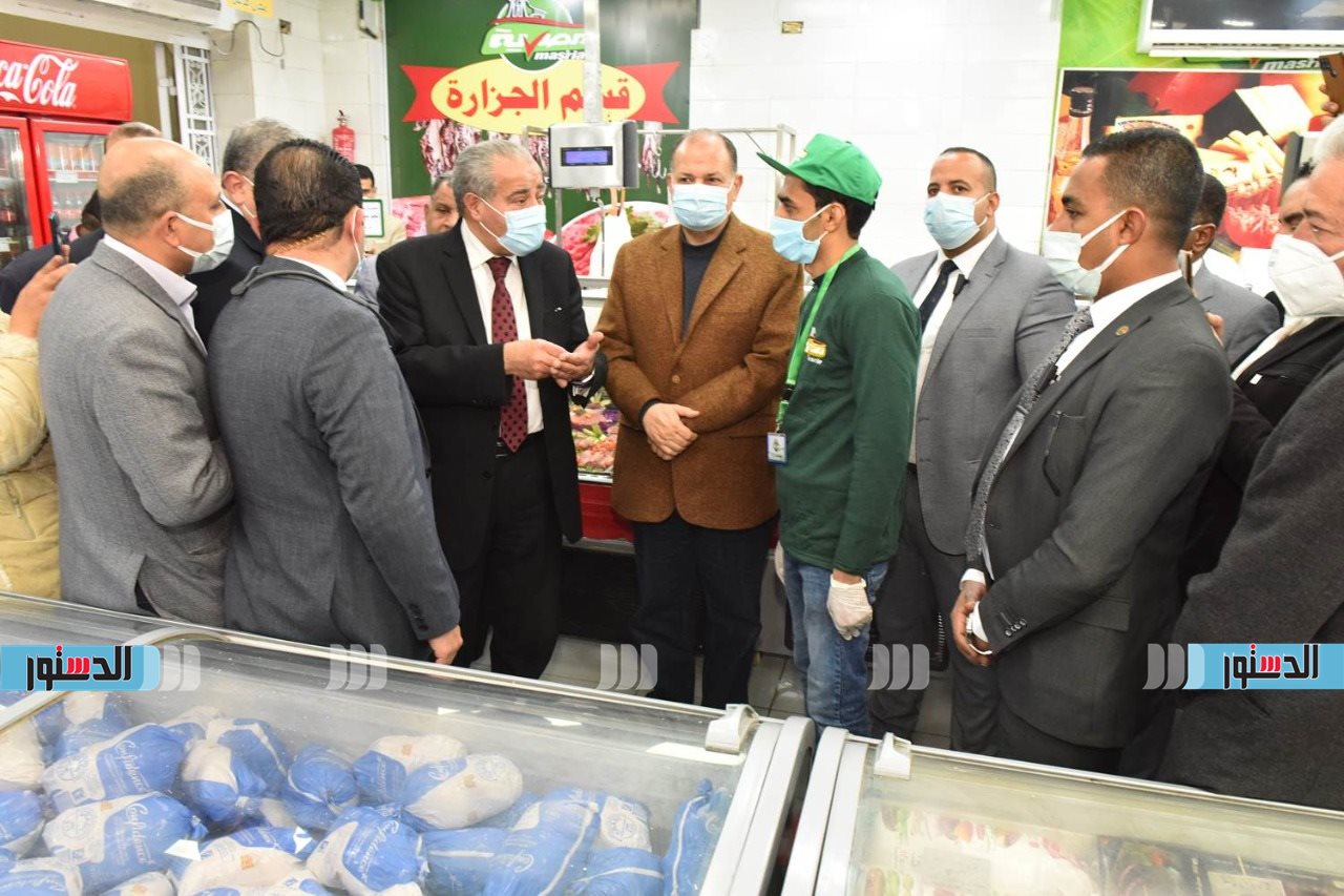 مفتي الديار المصرية ومحافظ أسيوط يتفقدان وحدتي تصنيع منتجات الألبان والمنظفات الصناعية بمركز المنتجات الزراعية بفرع جامعة الأزهر 1 9391725728343