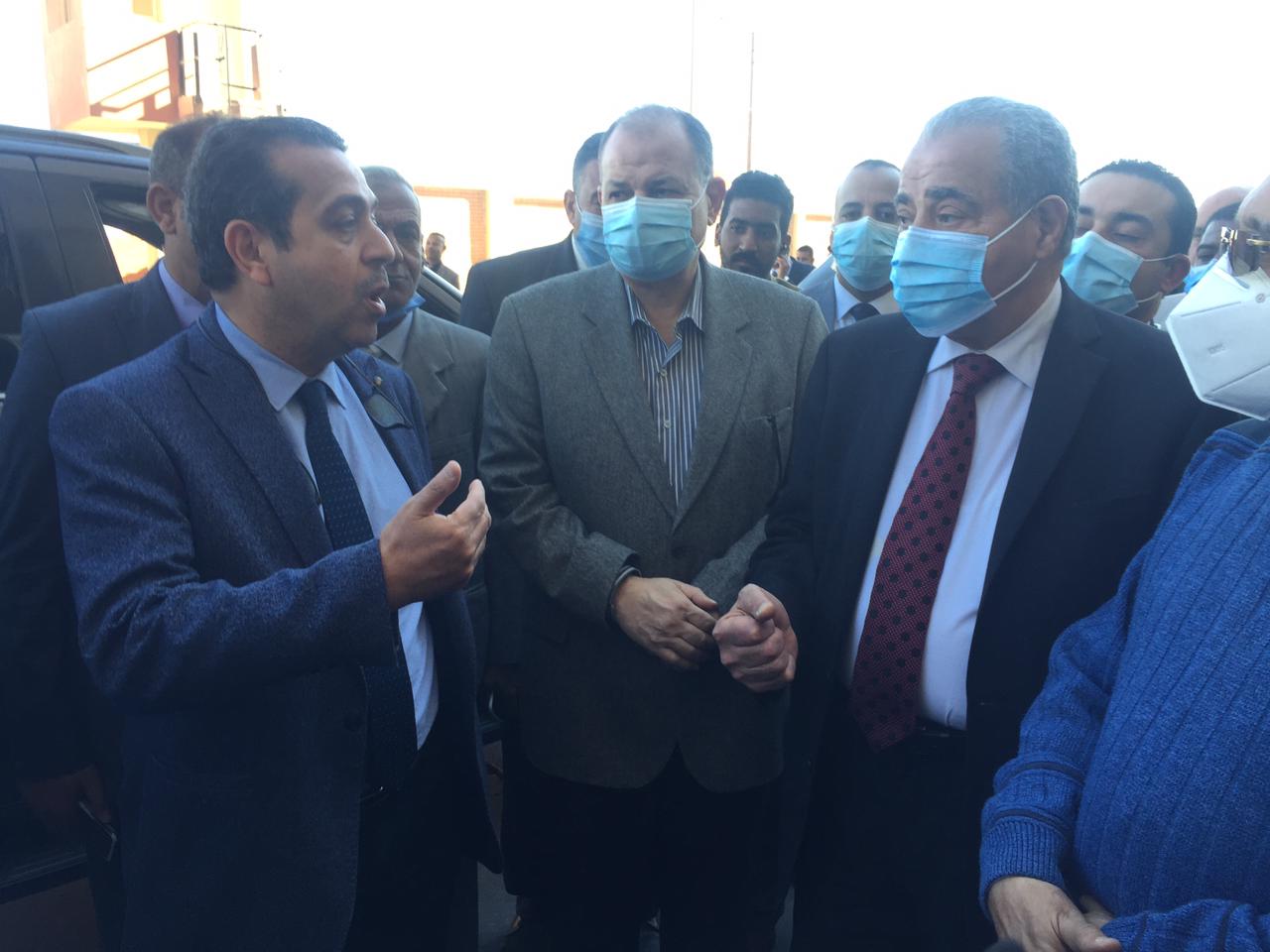 وزير التموين ومحافظ الفيوم يتفقدان الصومعة المعدنية والمخبز الآلي وخطوط الإنتاج بمطاحن مصر الوسطى 1 98073 PHOTO 2022 02 13 16 09 341725705664