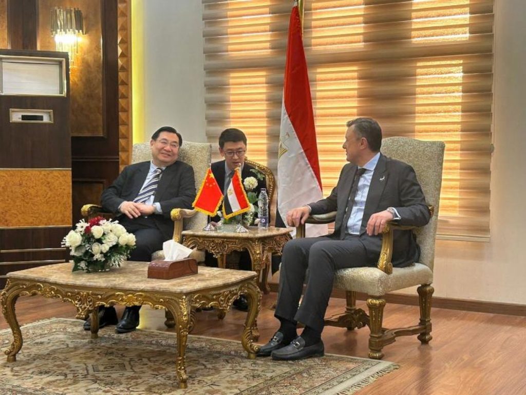 وزير السياحة يبحث مع إحدى الشركات الصينية فرص الاستثمار بمجال السياحة النهرية 1 Ca politics1 2Apr photo11727095985