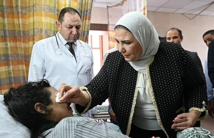 وزيرة التضامن الاجتماعي تزور مصابي حادث تصادم قطاري الشرقية بمستشفى جامعة الزقازيق والأحرار 1 FB IMG 16604749172291726345384