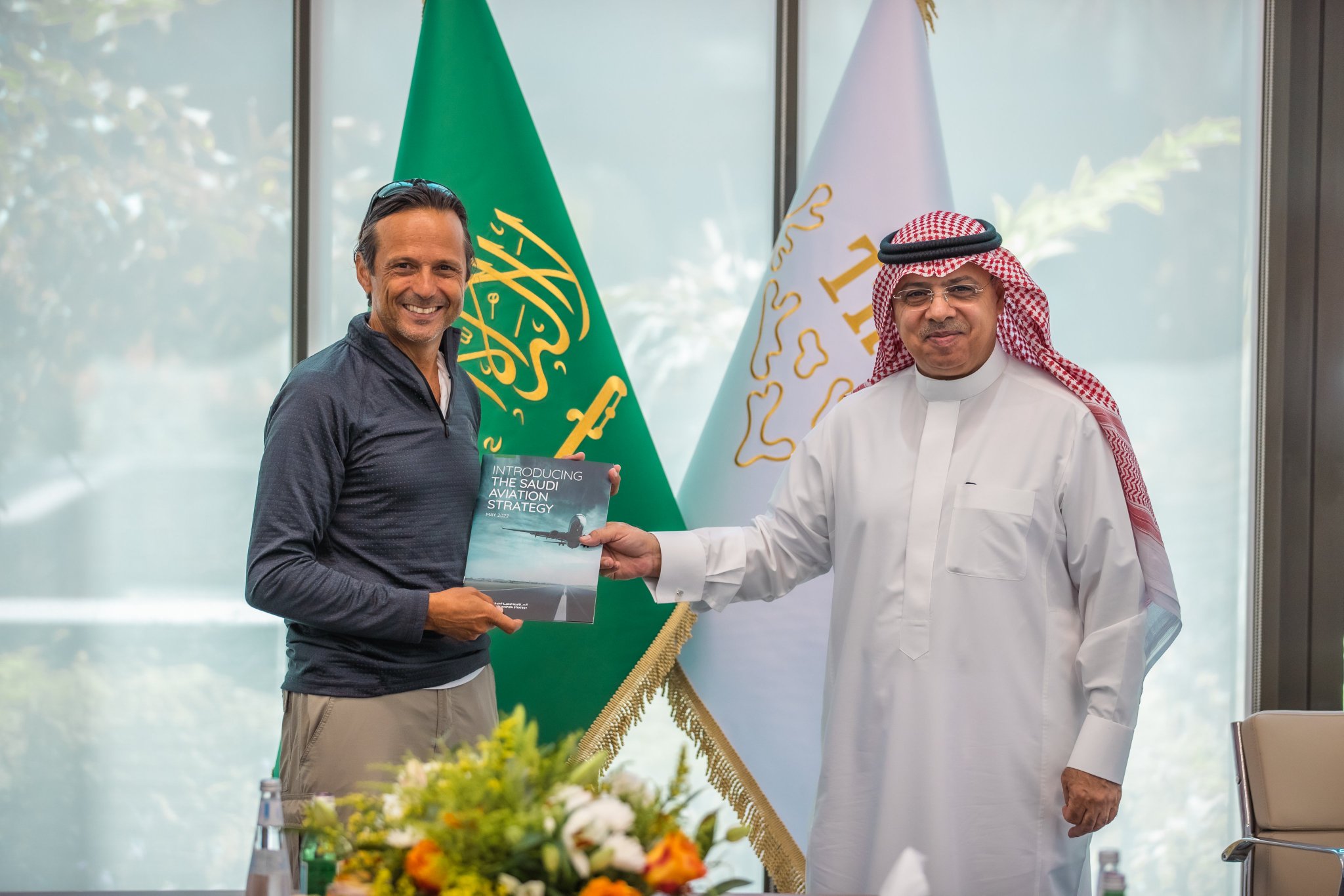 وزير الطيران المدني يبحث مع رئيس الهيئة العامة للطيران المدني بالسعودية تعزيز التعاون المشترك 1 FadY3BUWIAMMRnk1725639484