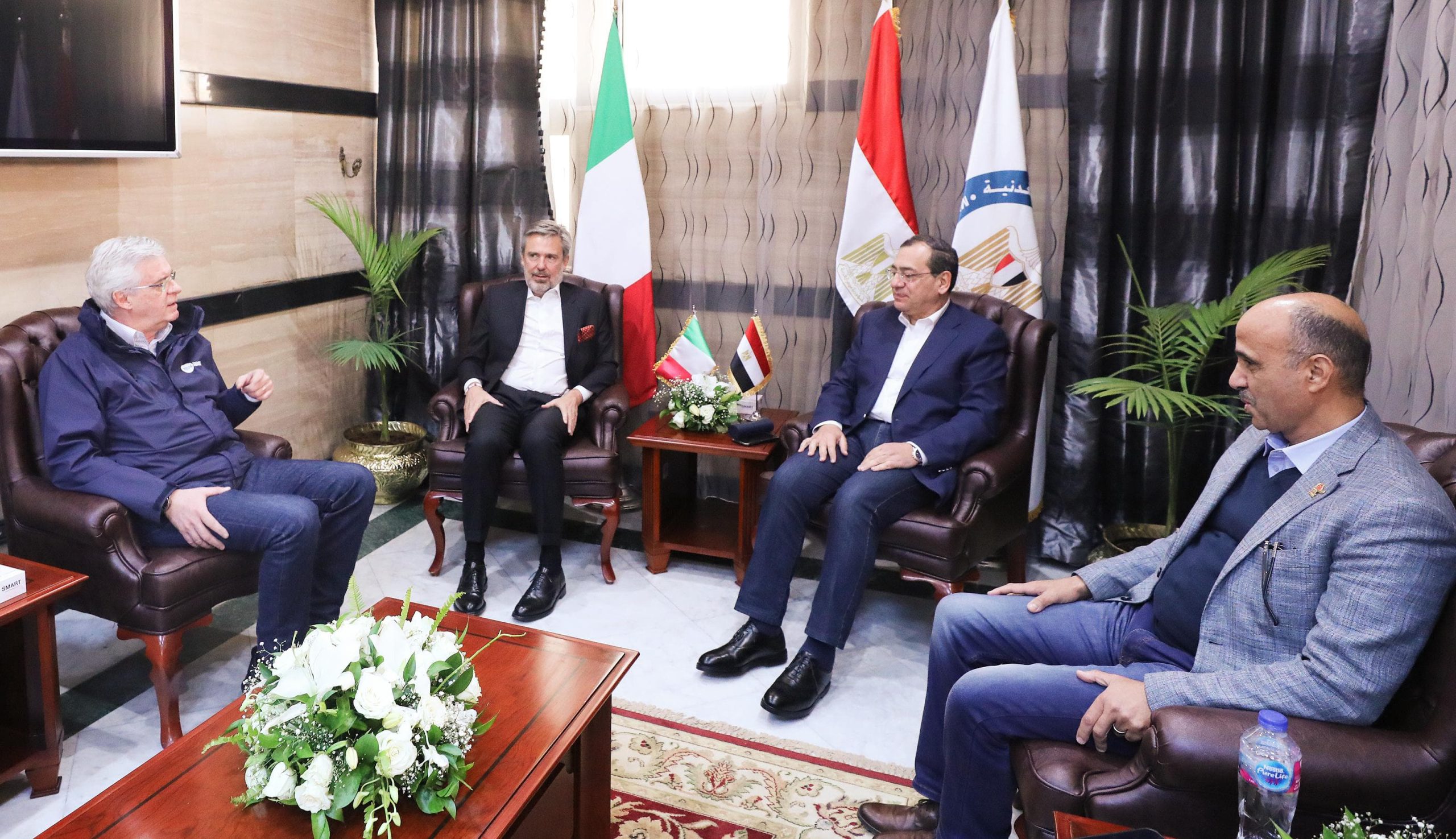 وزير البترول يبحث مع السفير الإيطالي بالقاهرة تعزيز التعاون في قطاعات الطاقة والتعدين 1 IMG 20240222 WA0019 4 scaled1726123264