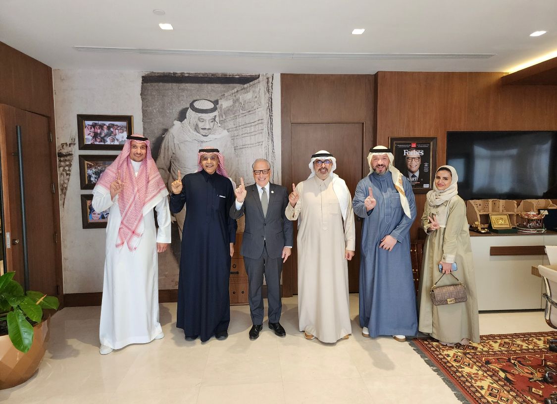 وزير الاستثمار يلتقي الرئيس التنفيذي لمجموعة دلة البركة القابضة لاستعراض مشروعات المجموعة الحالية والمستقبلية بالسوق المصري 1 WhatsApp Image 2023 02 14 at 91727338745